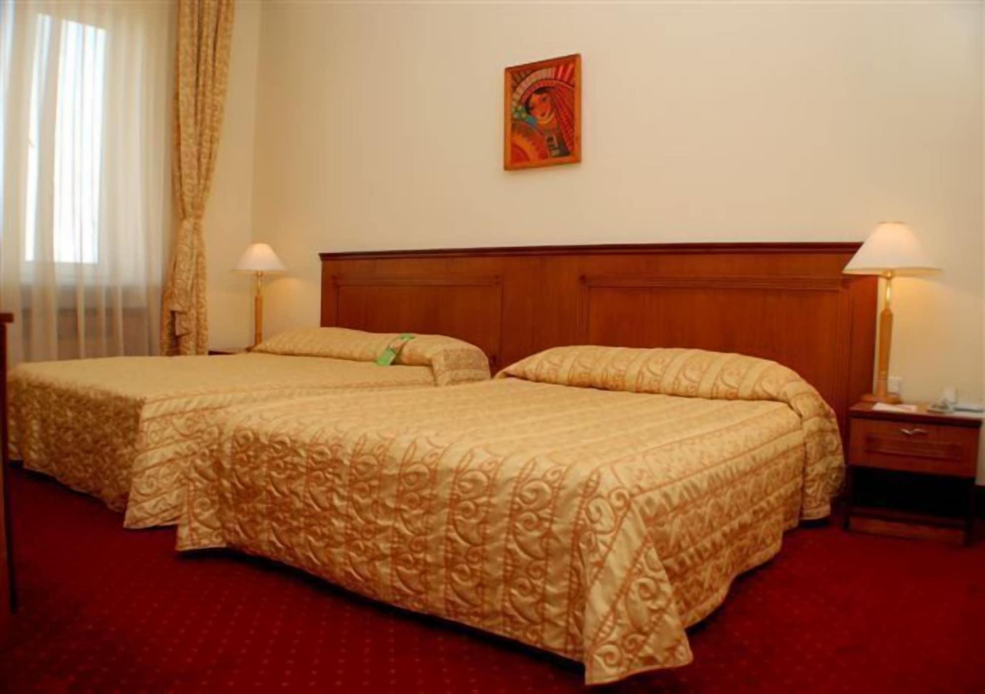 Ramada By Wyndham Trimontium Hotel