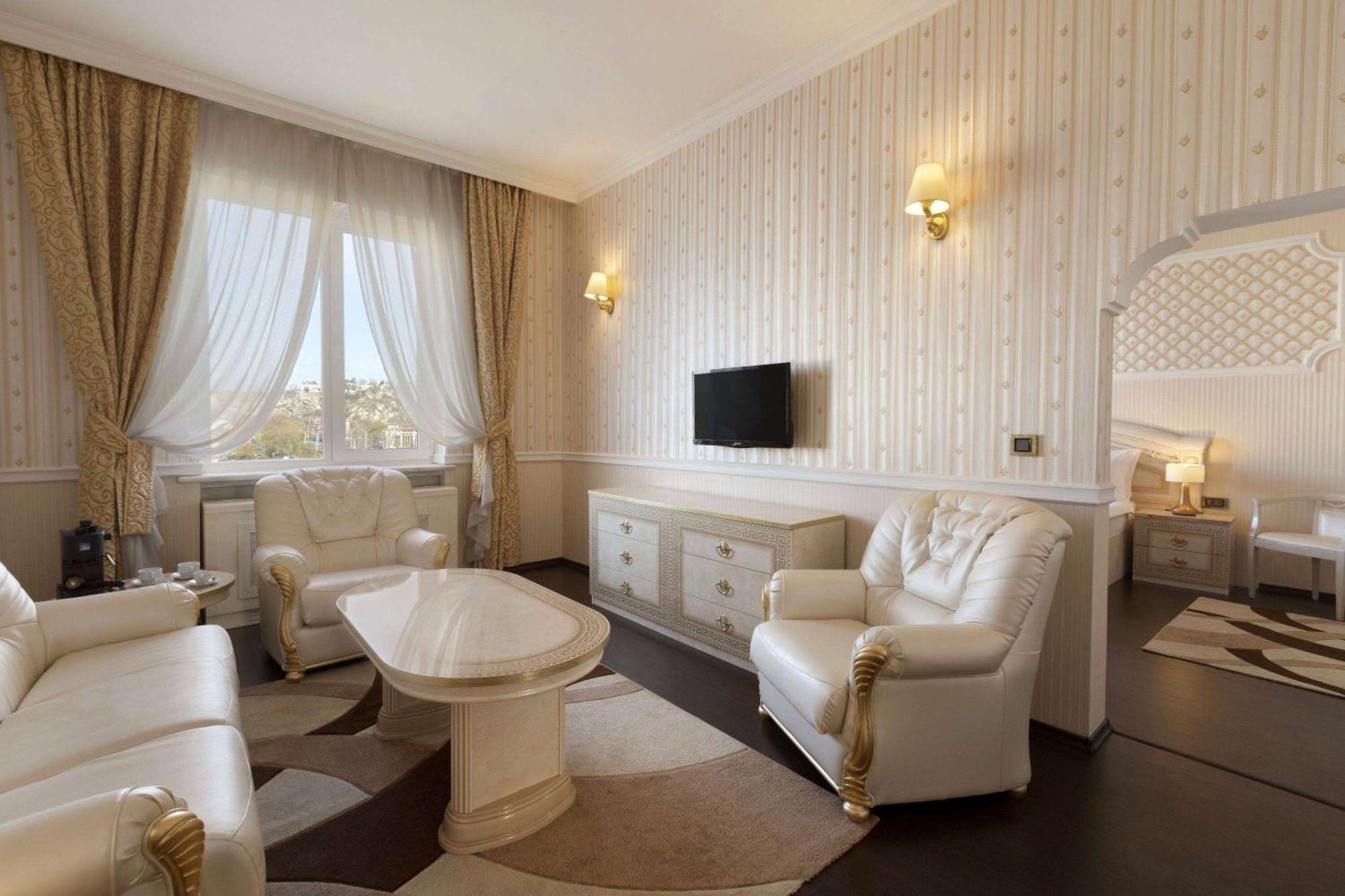 Ramada By Wyndham Trimontium Hotel